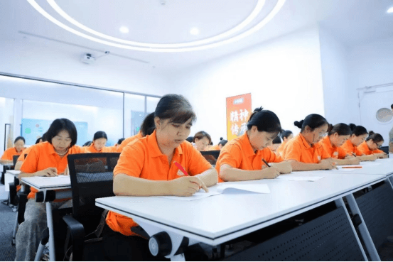 从课堂到家庭:揭秘爱君家政“三位一体”的高标准培训体系